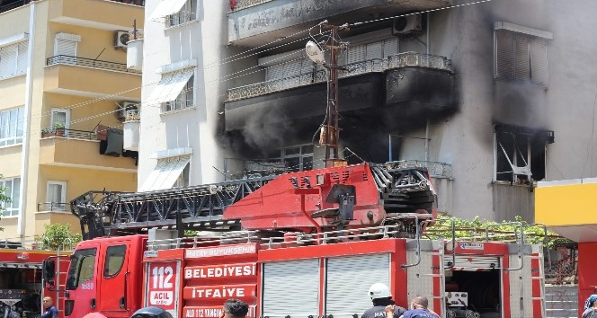 Apartman dairesi alev alev yandı